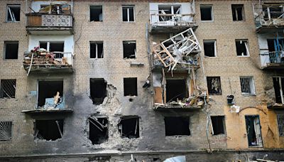 Ucrania afirma haber detenido avance ruso en poblado clave; Moscú dice que seguirá atacando