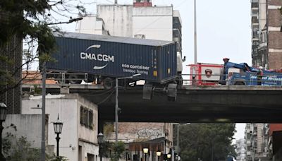 Milagro en la 25 de mayo: se accidentó un camión y quedó colgando de la autopista