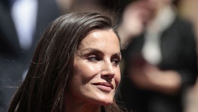 La Reina Letizia marca estilo desde el palco del Estadio de la Romareda