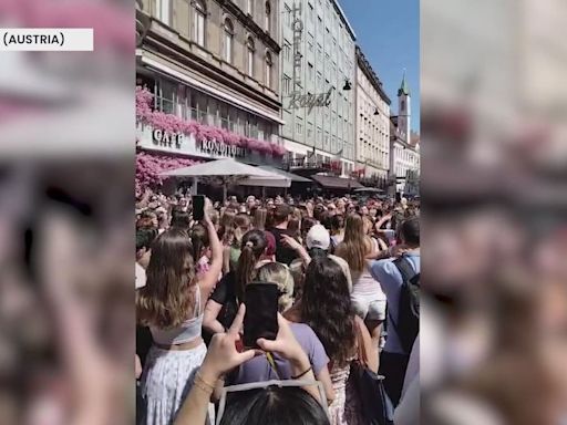 Fans de Taylor Swift toman el centro de Viena para cantar sus canciones tras la cancelación de los conciertos