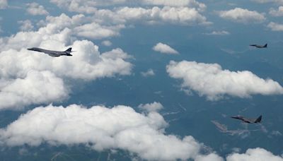 Estados Unidos vuela un B-1B de largo alcance sobre la península de Corea en el primer lanzamiento de municiones en siete años