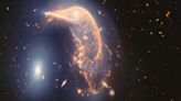 New image captures glowing cosmic dance of the Penguin and Egg galaxies