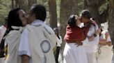 Por equinoccio parejas celebran bodas prehispánicas en zona arqueológica de México