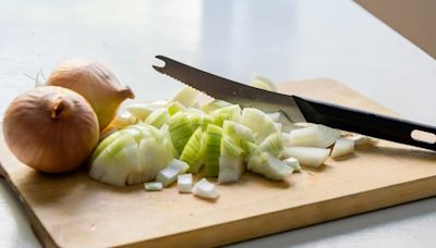 Cuáles son los beneficios de comer cebolla y qué diferencias hay entre consumirla cruda o cocida