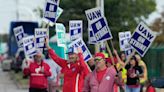 Trabajadores automotrices en EEUU mantienen huelga sin solución a la vista