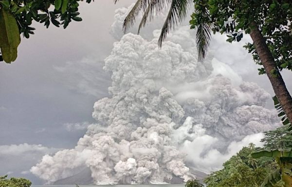Indonesia's dramatic volcano eruption caught on video