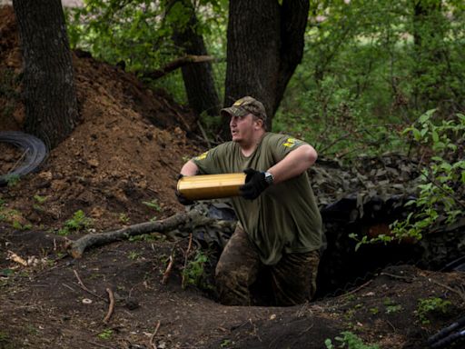 Guerre en Ukraine: l'armée ukrainienne résiste difficilement dans le Donbass
