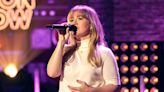 Kelly Clarkson Fans Lose It Over Her 'Country Twang' in Miley Cyrus Cover