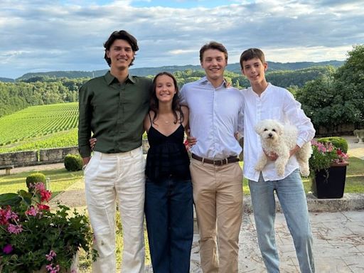 Félix de Dinamarca celebra su 22 cumpleaños con todos sus hermanos en el castillo francés de su abuela