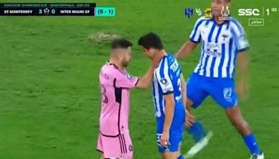 Jordi Alba desespera y toma del cuello a Stefan Medina en humillante derrota de Messi