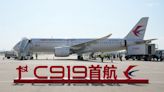 El primer avión de pasajeros hecho en China tuvo su vuelo inaugural