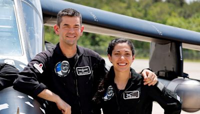 “Desde aquí, la Tierra parece como un mundo perfecto”: por primera vez dos astronautas no profesionales realizan una caminata espacial privada