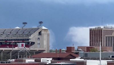 Potente tornado arrasa Nebraska, el servicio meteorológico advierte sobre daños "catastróficos"