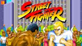 Quiénes son los dos tipos que se golpean al comienzo de Street Fighter II y cómo uno de ellos terminó censurado