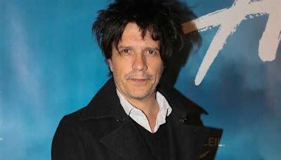 “Le plus violent…” : Nicola Sirkis raconte comment il a découvert avec amertume la virulente parodie des Inconnus sur Indochine