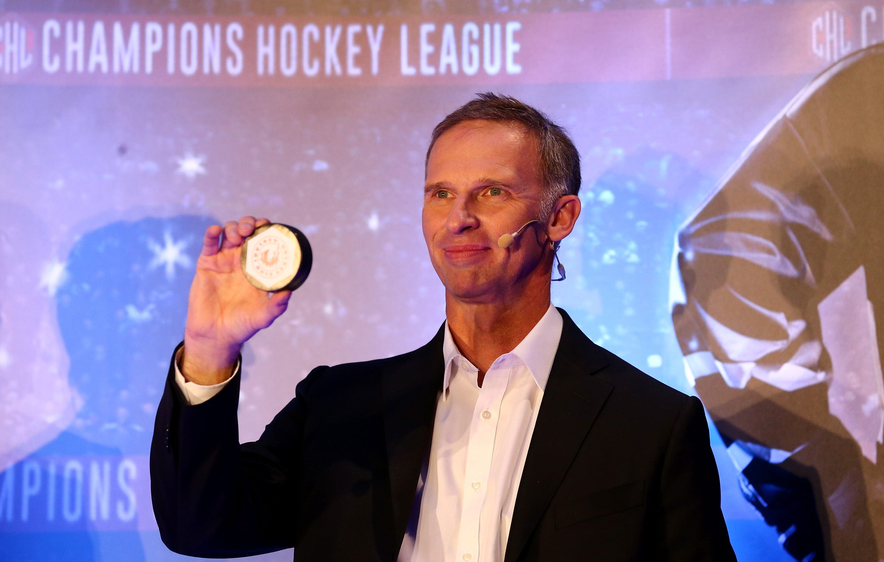 NHL Hall of Famer Hašek says owners should ban Russian athletes during speech in Paris
