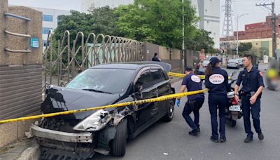 車手拒捕撞7車… 卡在路緣束手就擒