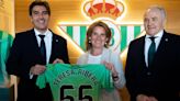 La ministra Teresa Ribera asiste al partido Betis-Almería en reconocimiento al proyecto Forever Green: "El Betis fue el primer equipo de fútbol que apostó por la sostenibilidad"