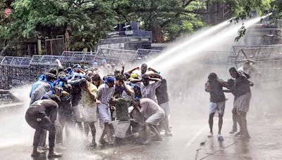 Kerala: KSU holds protest march over plus one admission crisis; police lathi-charge protestors