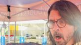 Líder de los “Foo Fighters” cocina BBQ para personas en situación de calle en Los Ángeles