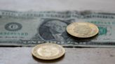 Dólar rompe barrera de los 18 pesos ante nerviosismo por reformas de Morena