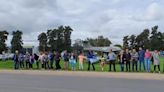 “Vidas en riesgo”. Masivo abrazo simbólico por más de 200 kilómetros de una ruta nacional intransitable