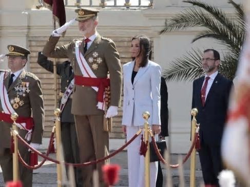 El Rey Felipe VI jura la bandera de España junto a Letizia y Leonor