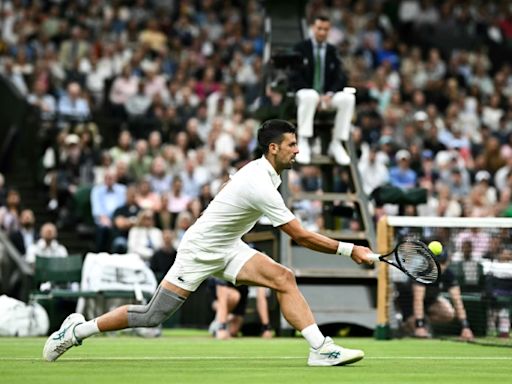 Djokovic pasa a semifinales de Wimbledon por la lesión de De Miñaur