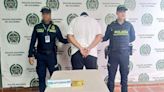 Hombre cargaba con un objeto de $ 200 millones en uno de sus zapatos; Policía lo capturó