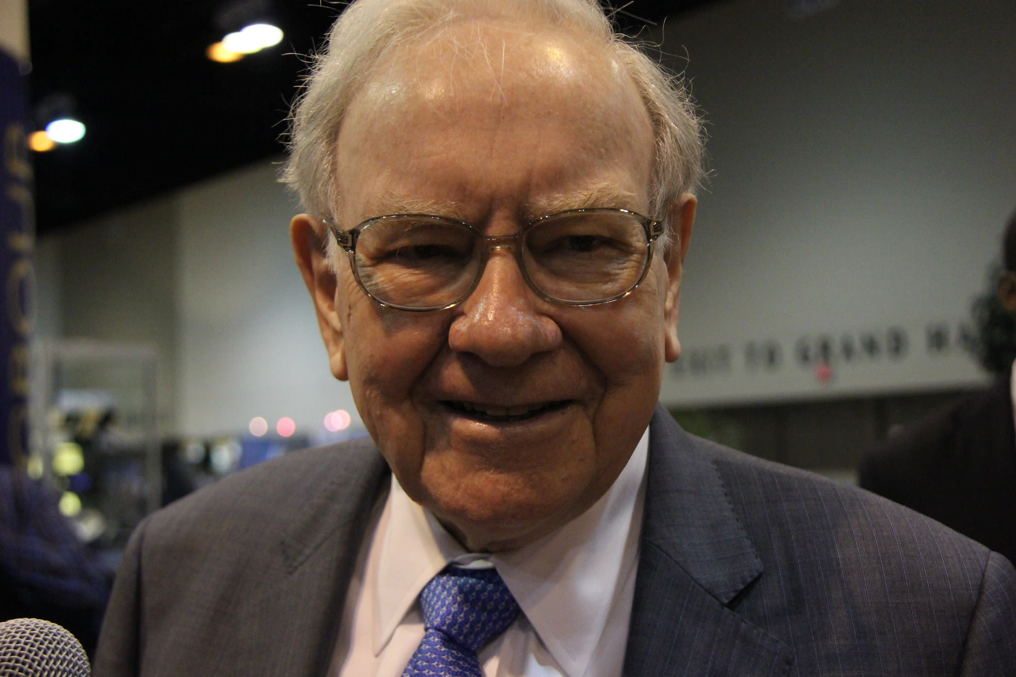 Warren Buffett Loves This Stock That's at a 52-Week Low | The Motley Fool