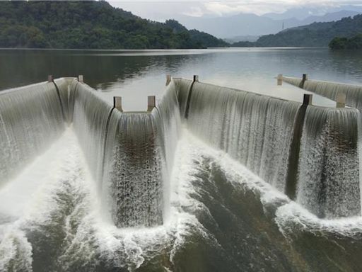 相隔250天再現鋸齒堰溢流 鯉魚潭水庫100％滿水位 - 生活