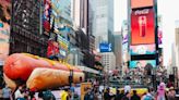 Un hot dog gigante sorprende en Times Square