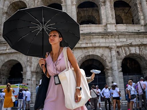 Brit tourists issued brutal 17-day warning as weather maps show Italy 'on fire'