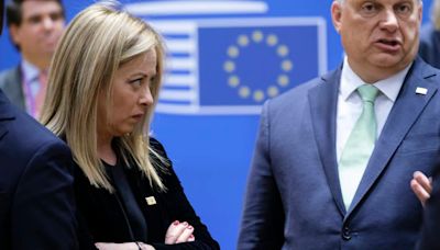 Orbán pide a Meloni y Le Pen que se entiendan para conformar un grupo único de extrema derecha en el Parlamento Europeo