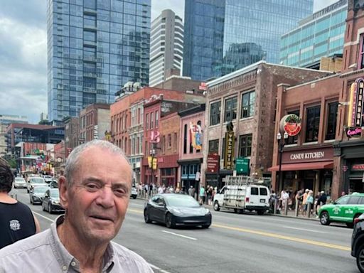 La 'Carretera de Avilés' llega a Tennessee: un vecino de Salinas canta en la mansión de Johnny Cash, 'rey del country'