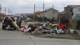 Calles de la villa Silva Henríquez plagadas de basura por operativo de retiro de cachureos: hasta los camiones fleteros aprovechan de tirar sus escombros