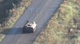 Guerra Rusia-Ucrania: difunden el momento en el que un tanque vuela por los aires al pasar sobre una hilera de minas