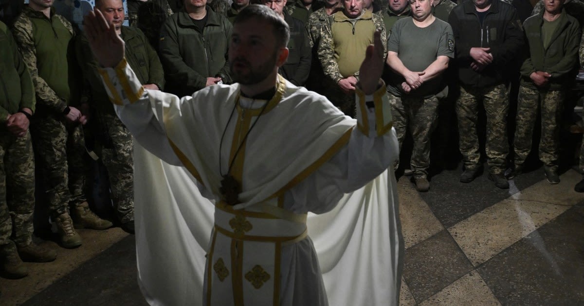 Photos: Ukraine marks its third Easter at war