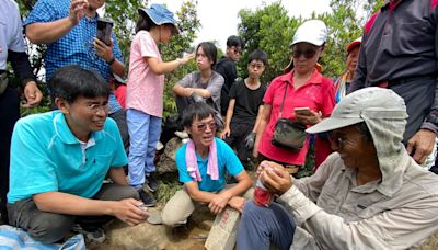 志工揹25公斤花崗岩登頂 小百岳仙山三角點基石重現