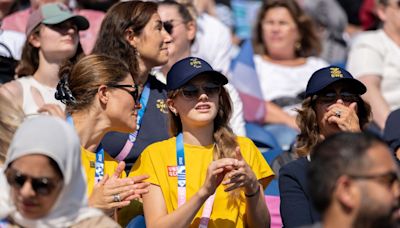 Estelle de Suecia se une por sorpresa a su madre y su abuela para animar a los deportistas paralímpicos en París