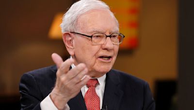 Big stock sales from tight-lipped Berkshire Hathaway executives are saying a lot