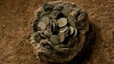 Tesouro de moedas do século 17 é descoberto em antiga fazenda da Alemanha