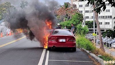 見車冒煙誤認別人燒金紙……下秒火燒車 母子驚逃