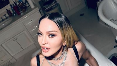 Madonna abre álbum de fotos com look decotado em festa em NY