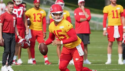 Patrick Mahomes Pulls Off Flashy Behind the Back Pass