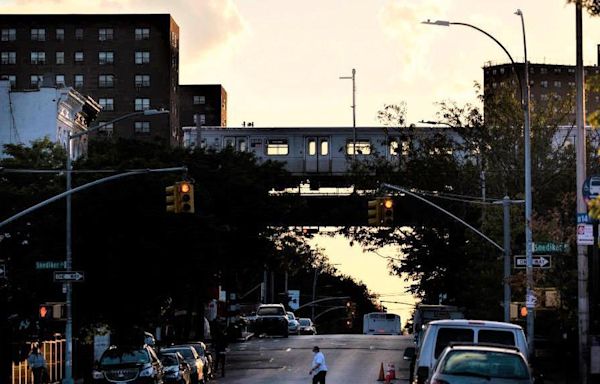 Bystander shot in head as NY police tackle armed subway fare-evader