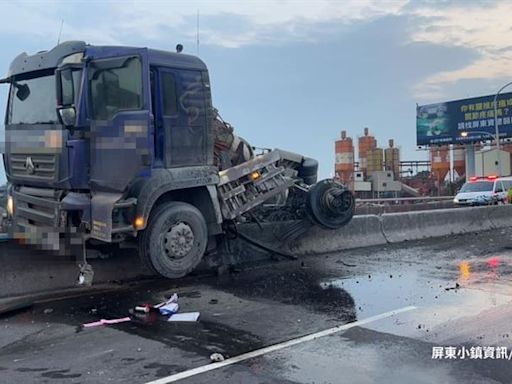 快訊／高屏大橋嚴重車禍！砂石車追撞翻覆道路一片凌亂2人受傷