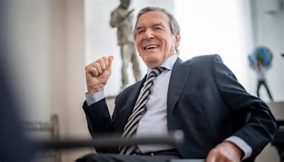 Mit Promis und Protest: Schröder feiert 80. im Borchardt