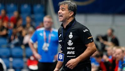 Ambros Martín, seleccionador de balonmano femenino: 'Shandy es la líder sonriente del equipo'