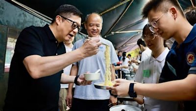 鄧炳強晨早入大欖郊野公園 煮麵「慰勞」港深青年領袖